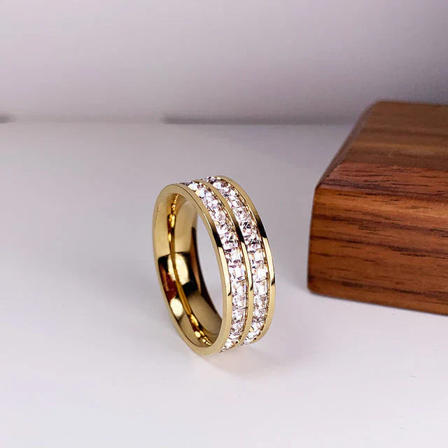 Elegant Ring with Double Zircon Inlay