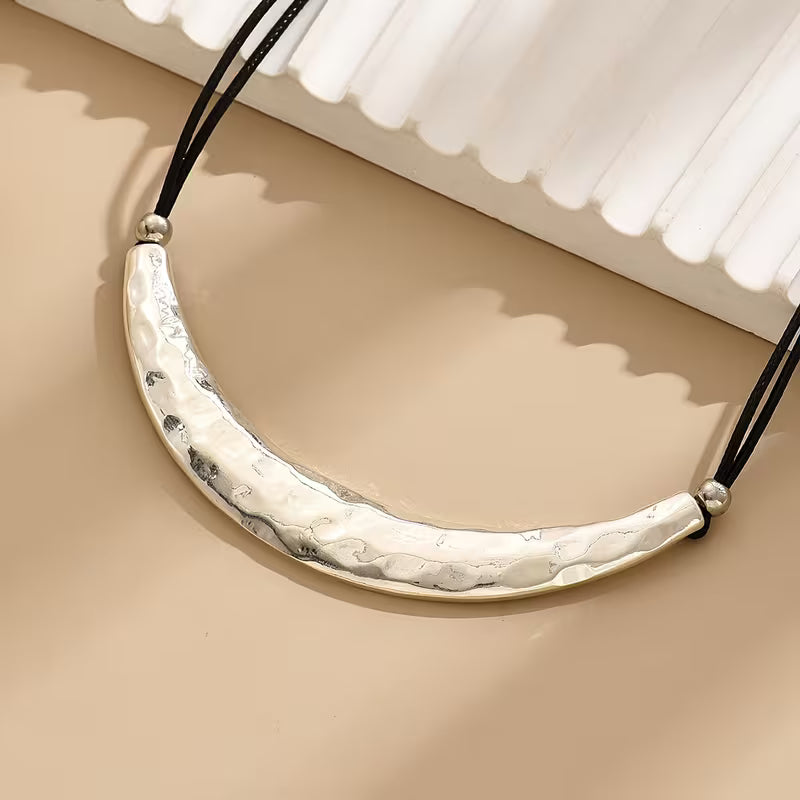 Vintage Hammered Zinc Alloy Crescent Choker Necklace
