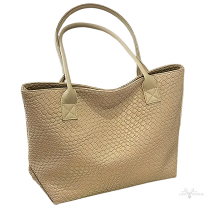 Elegant leather shoulder bag – minimalist design with adjustable shoulder strap