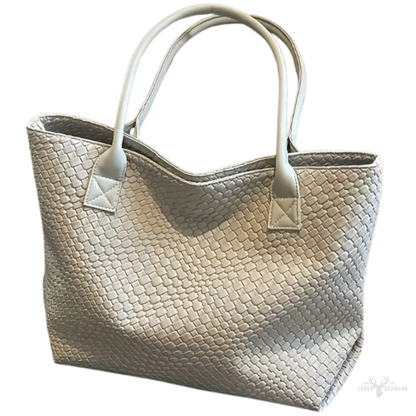 Elegant leather shoulder bag – minimalist design with adjustable shoulder strap