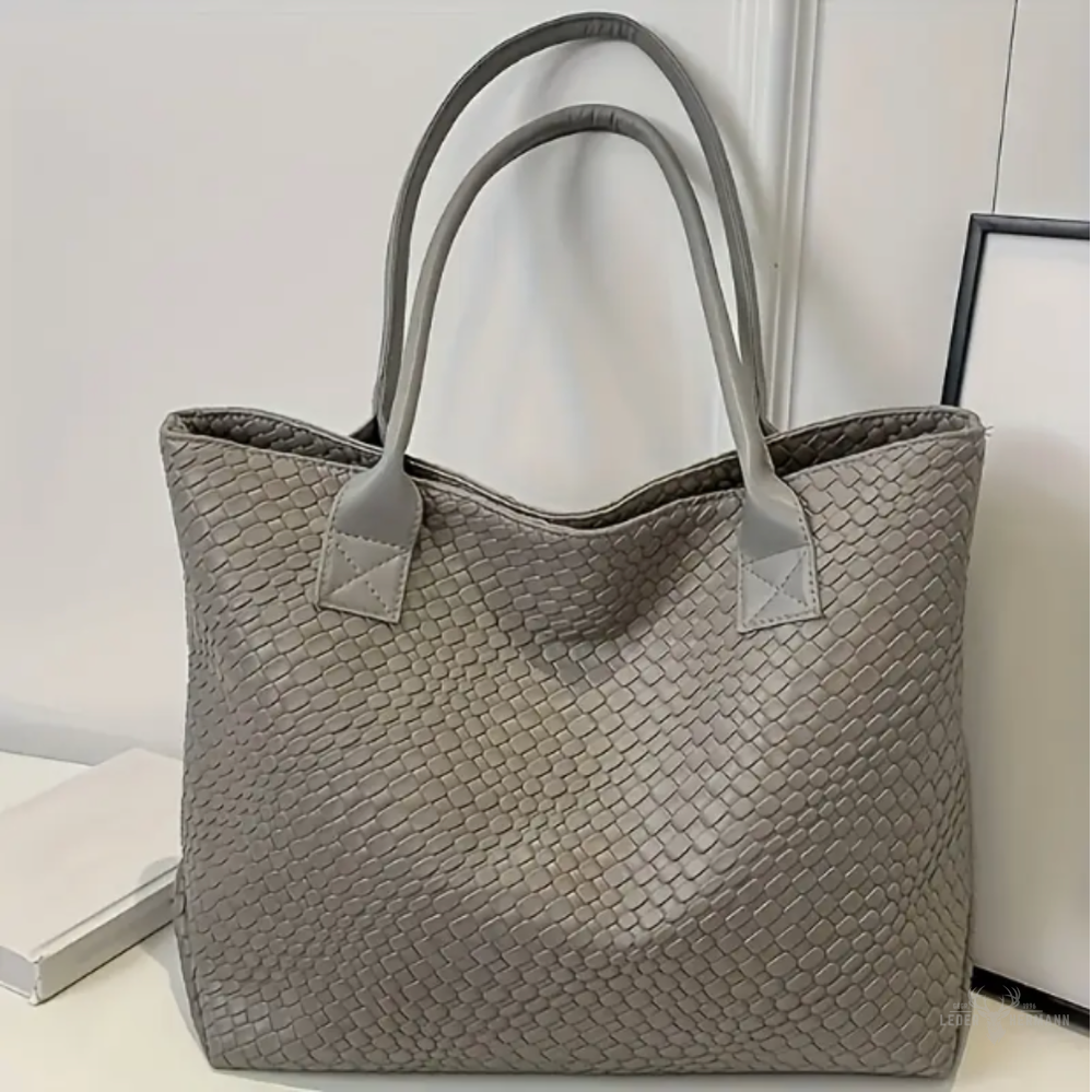 Elegant leather shoulder bag – minimalist design with adjustable shoulder strap