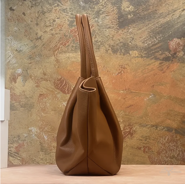 Elegant leather bag with large capacity