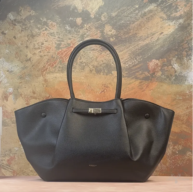 Elegant leather bag with large capacity
