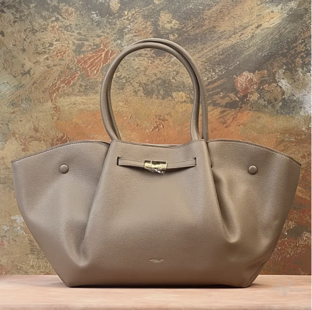 Elegant leather bag with large capacity
