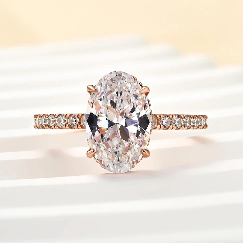 Attractive Oval Cut Engagement Ring