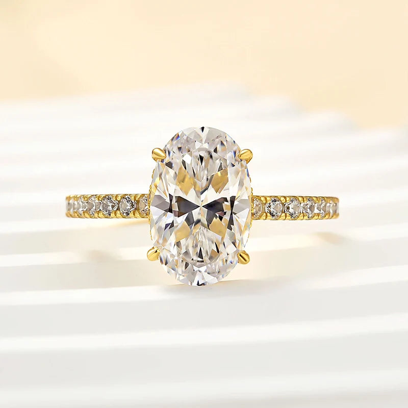 Attractive Oval Cut Engagement Ring