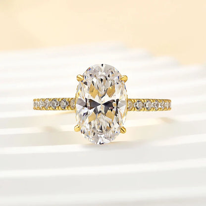 Attractive Oval Cut Engagement Ring