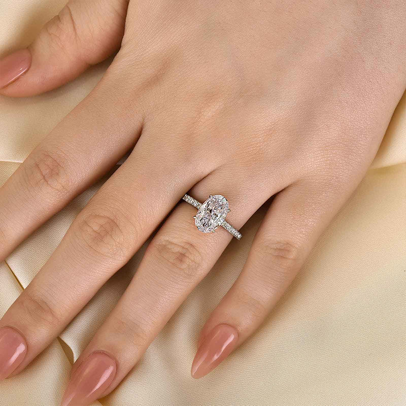 Attractive Oval Cut Engagement Ring