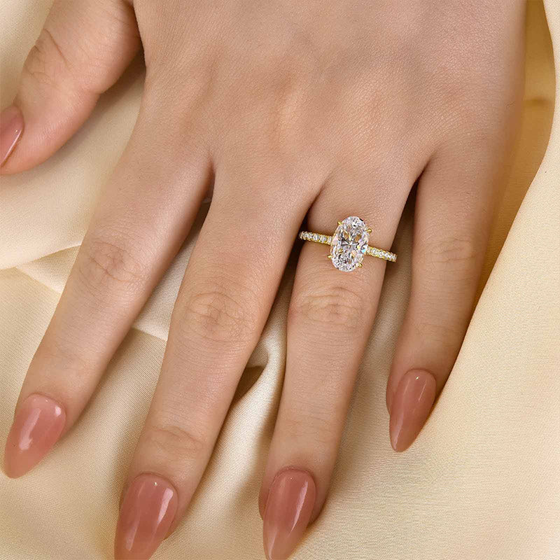 Attractive Oval Cut Engagement Ring