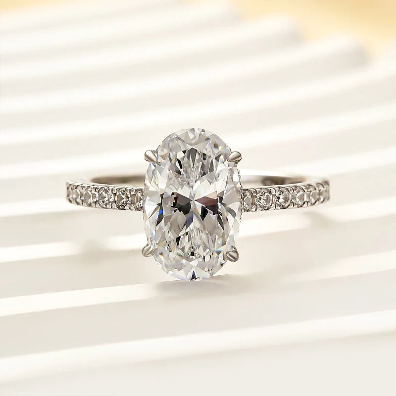 Attractive Oval Cut Engagement Ring