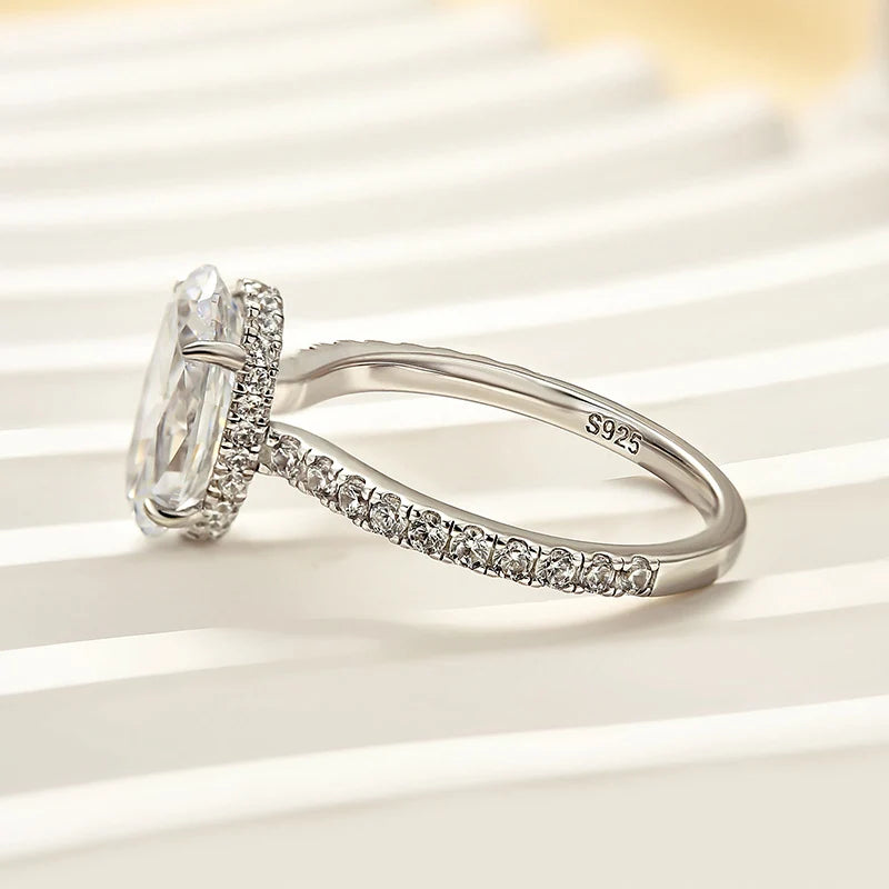 Attractive Oval Cut Engagement Ring