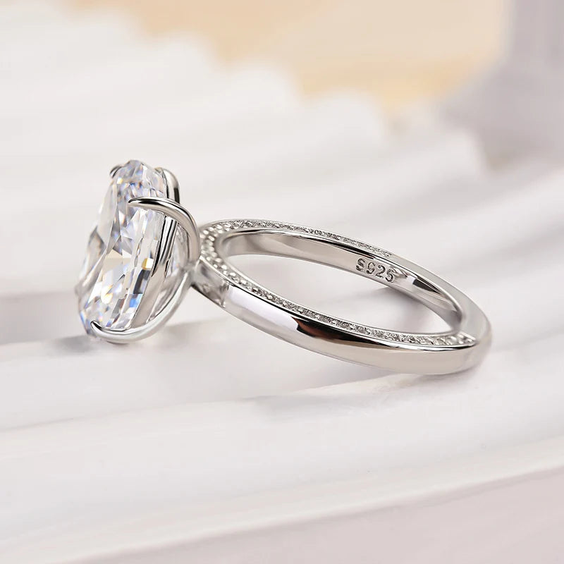 Luxury Oval Cut Engagement Ring