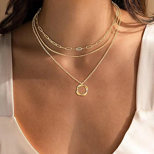 Carmen - Vintage necklace with gold chain and pendant