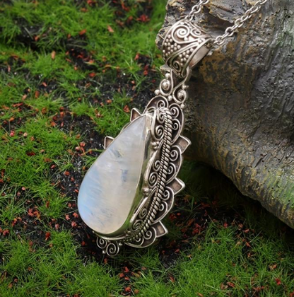Vintage moonstone pendant necklace
