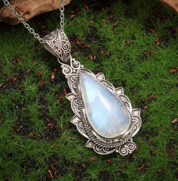 Vintage moonstone pendant necklace