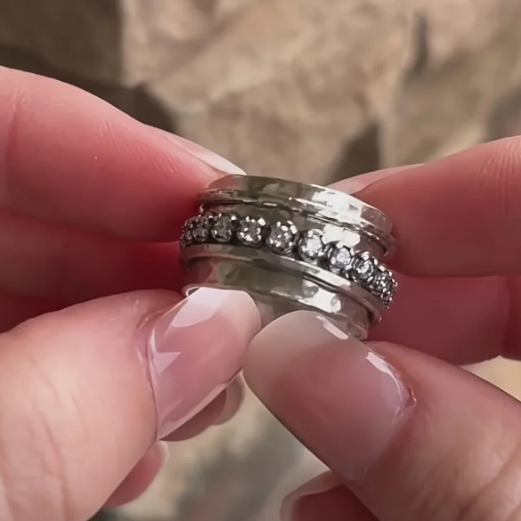 Vintage Hammered Faux Zirconia Spinner Band Ring