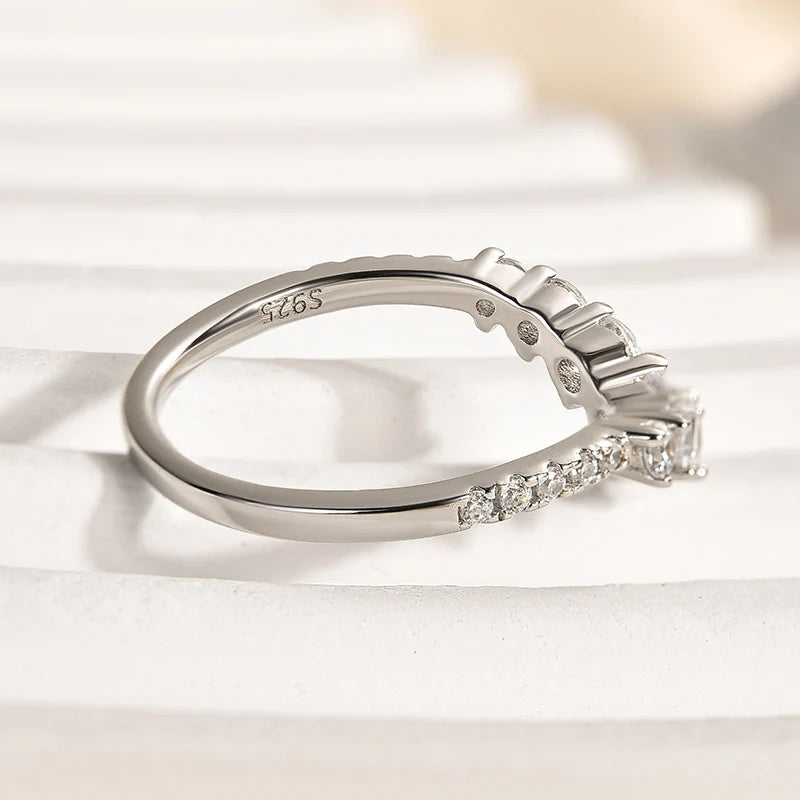 Round Cut Curved Design Thin Wedding Ring