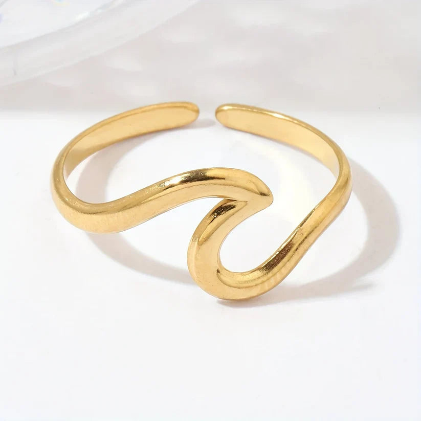 Adjustable Ring with Wave Design in Gold