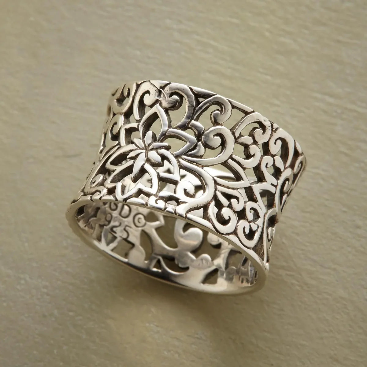 Elegant Vintage Silver Hollow Ring