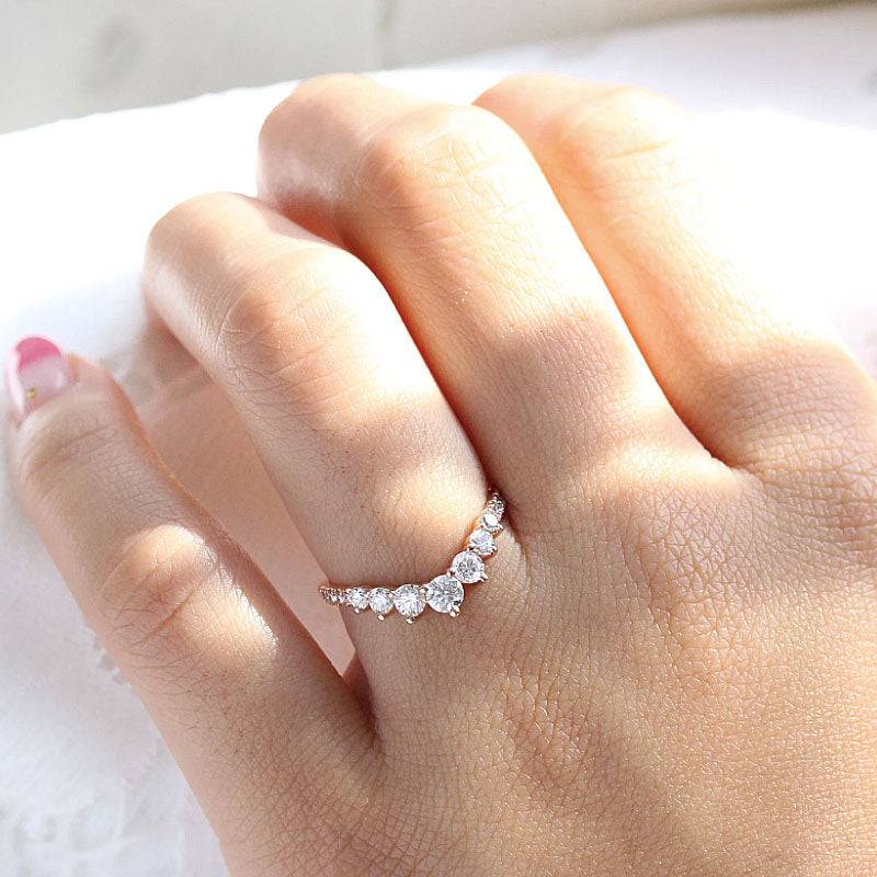 Round Cut Curved Design Thin Wedding Ring