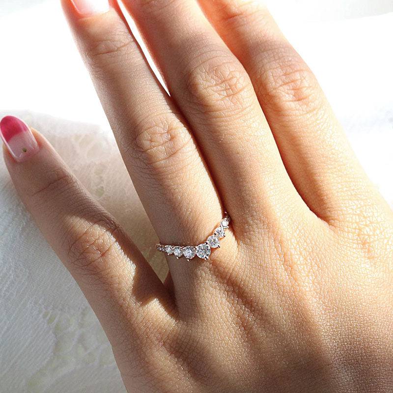 Round Cut Curved Design Thin Wedding Ring