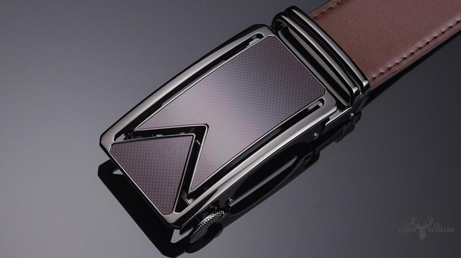 Zarino's leather belt for an elegant style