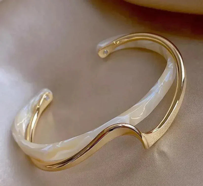 1+1 Offer: White opal elegant golden bracelet + Elegant black pearl earrings